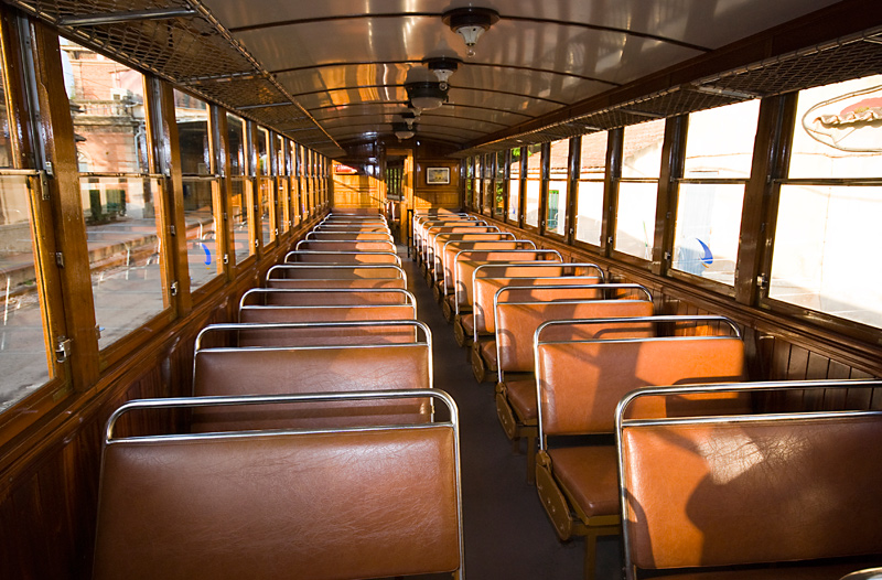 Interior de uno de los vagones del tren de Sóller.